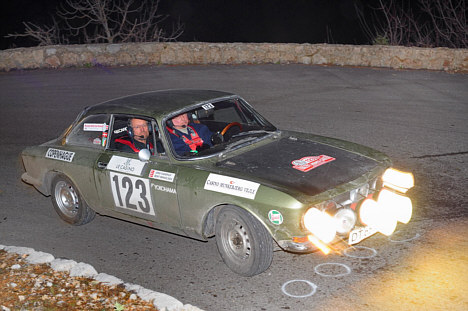 Bent Mikkelsen og Jens Gandrup pressede deres Alfa Romeo GTV alt, hvad de kunne under De Lange Knives Nat, her i et hårnålesving på løbets tredjesidste specialetape.